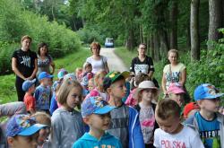 Grupa przedszkolaków w Stanicy Myśliwskiej