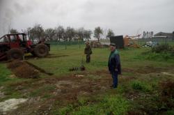 Prace gospodarcze wokół Domku